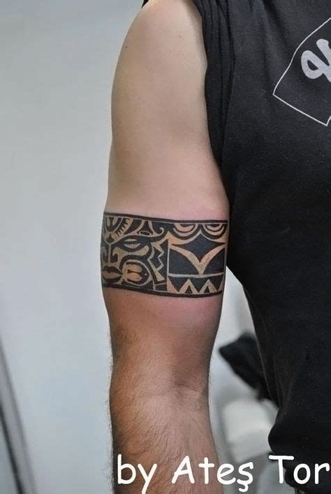 scritta tatuaggio bicipite uomo|Il tatuaggio bracciale maschile che rende il bicipite ancora più。